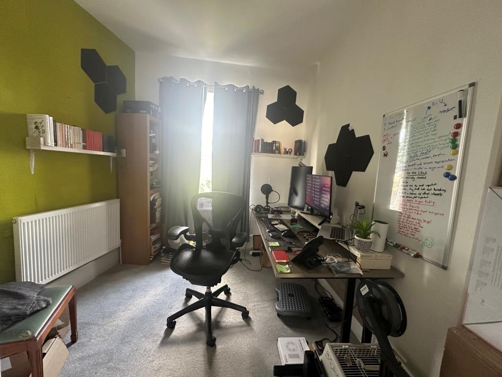Lot: 49 - THREE-BEDROOM FLAT FOR INVESTMENT - Bedroom two